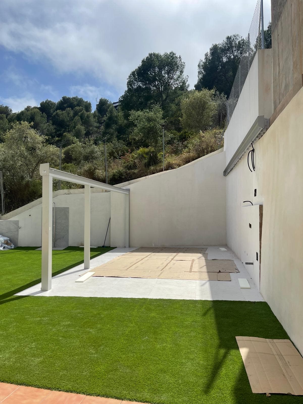 Cerramiento de terraza acristalado con pérgola blanca instalada