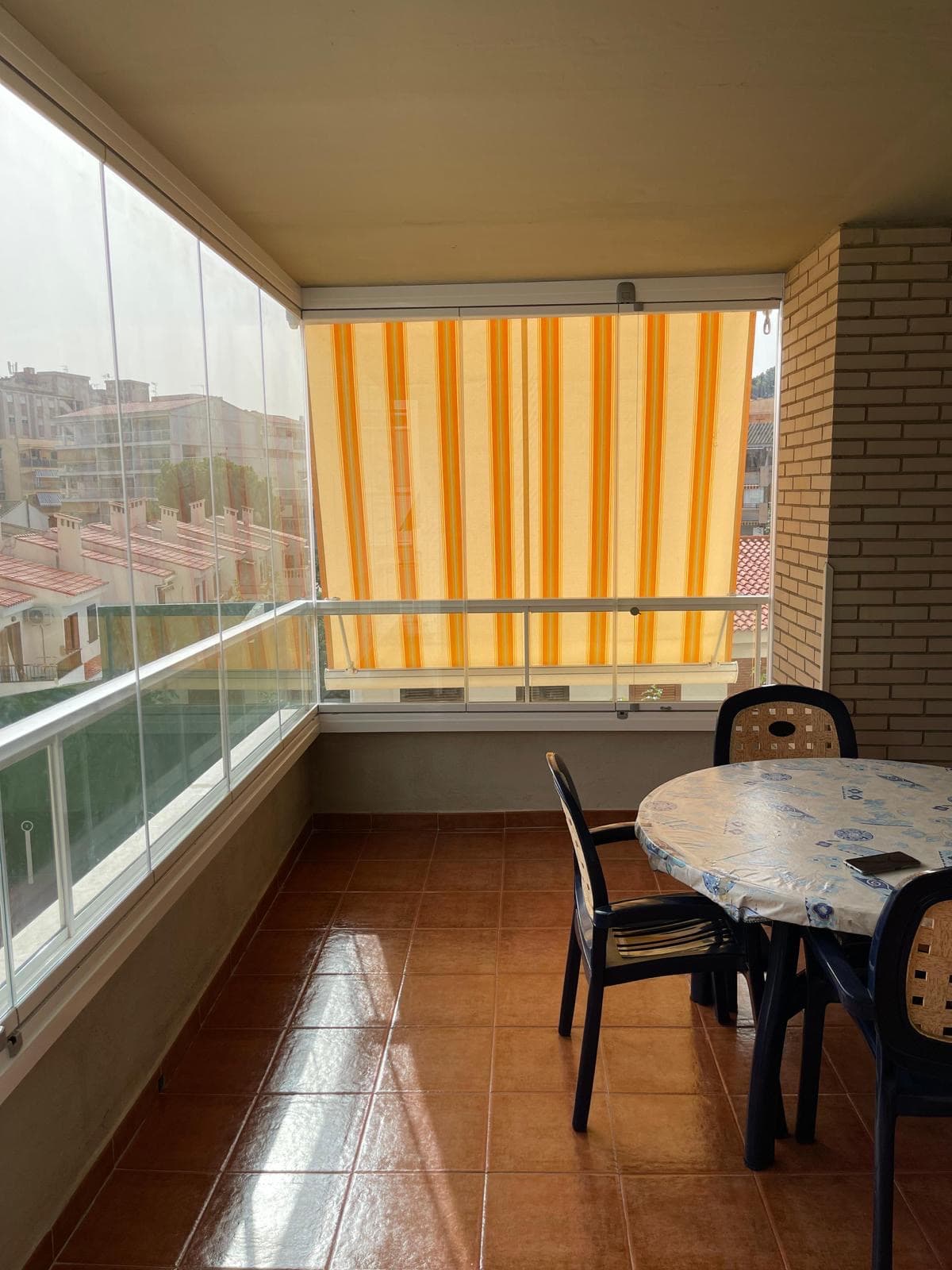 Cortina de cristal doble en terraza con vistas al paisaje urbano