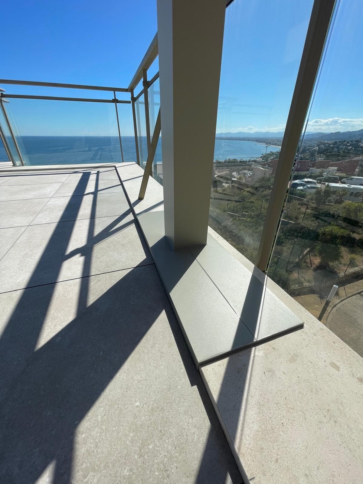 Pérgola con sombra sobre terraza con vistas al mar