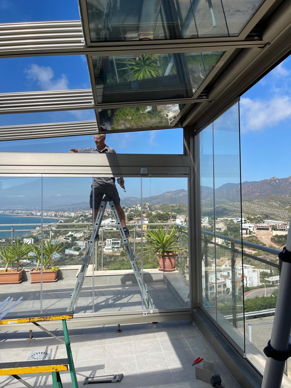 Techo móvil de cristal con claraboyas y vistas al paisaje marino