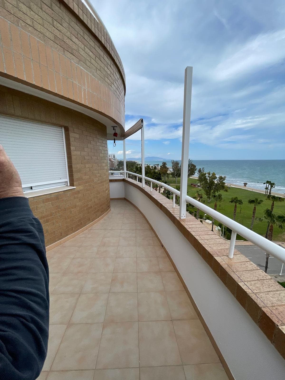 Terraza moderna con barandilla blanca de aluminio y vistas al mar