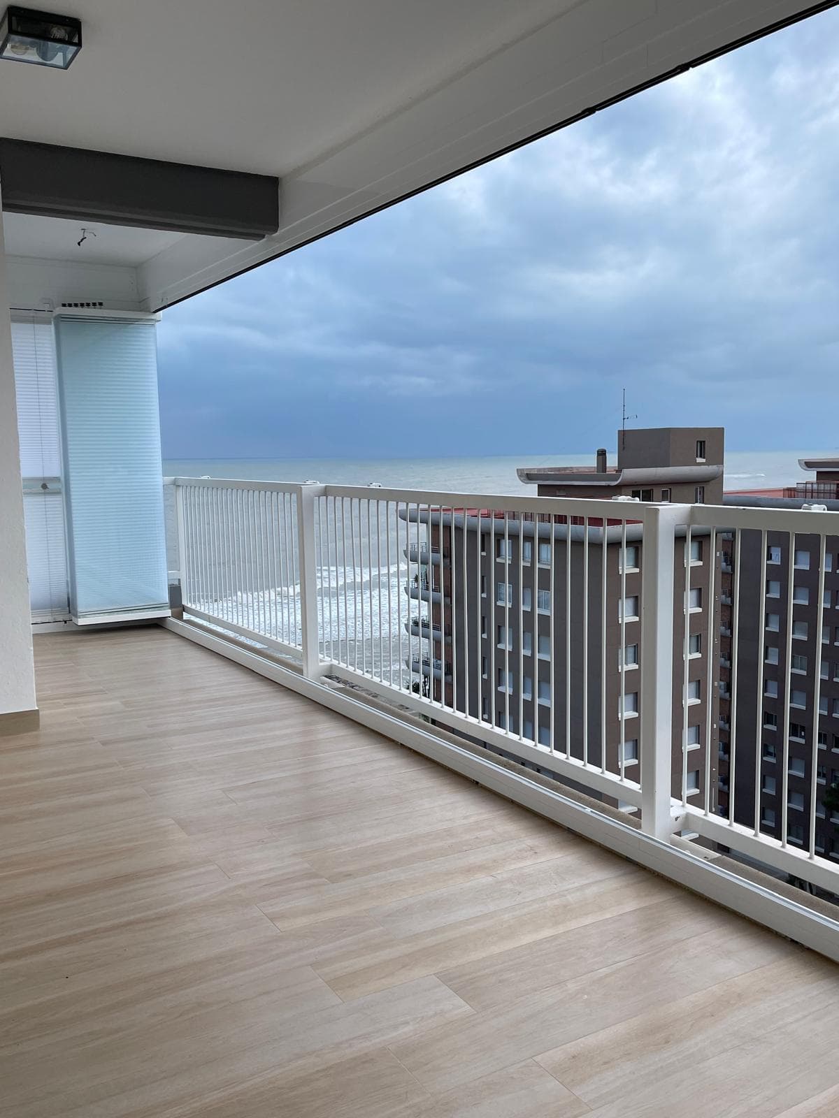 Barandilla de cristal con perfiles de aluminio en terraza con vistas al mar