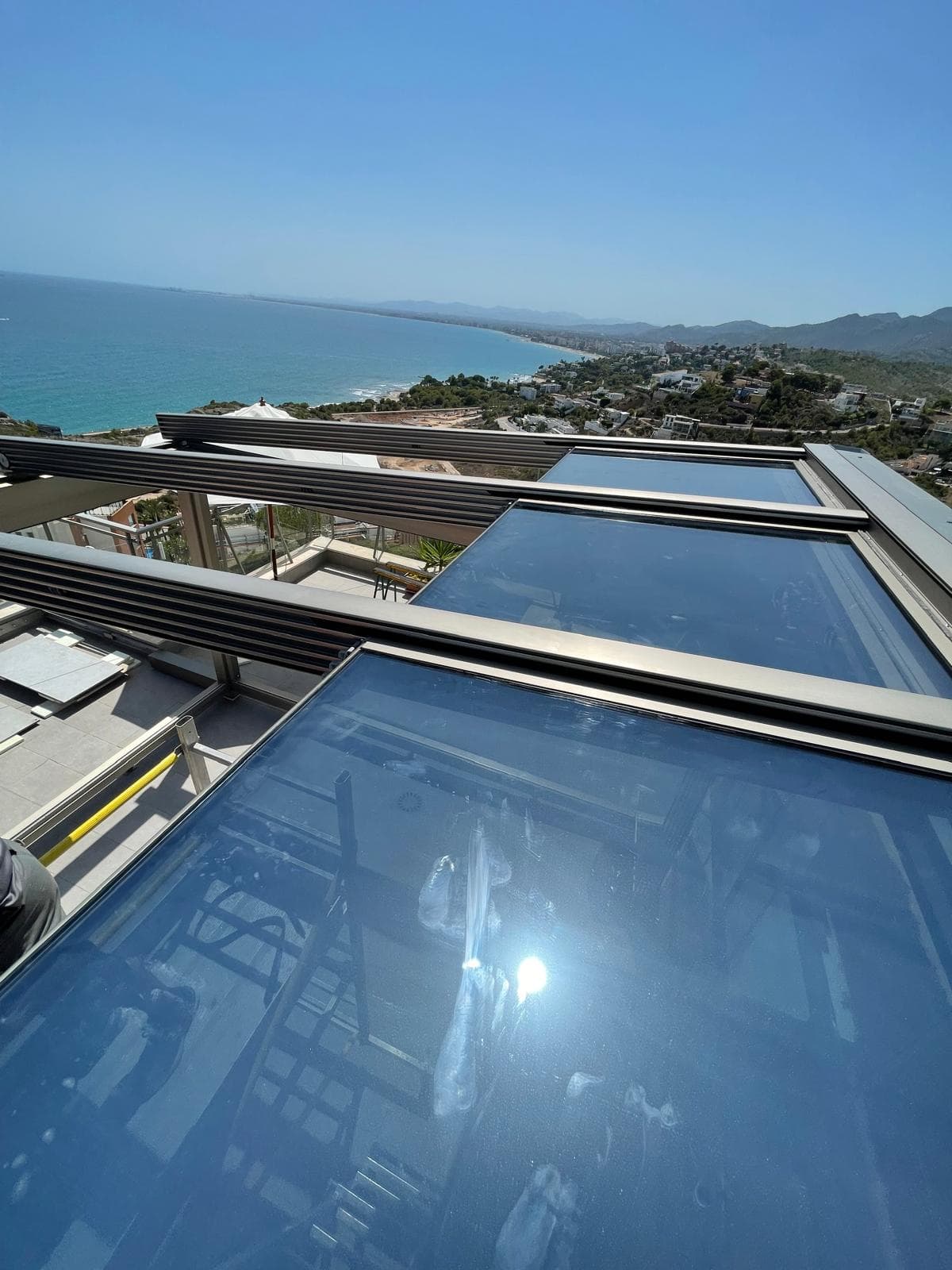 Techo móvil de cristal con control de luz y vistas al paisaje